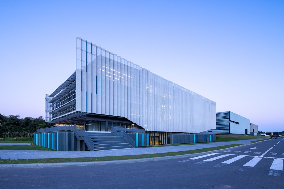 Construção em aço é protagonista na concepção de edifício corporativo em Santa Catarina