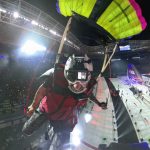 Feito inédito: Flávio Jordão realiza pouso histórico de wingsuit dentro do Allianz Parque