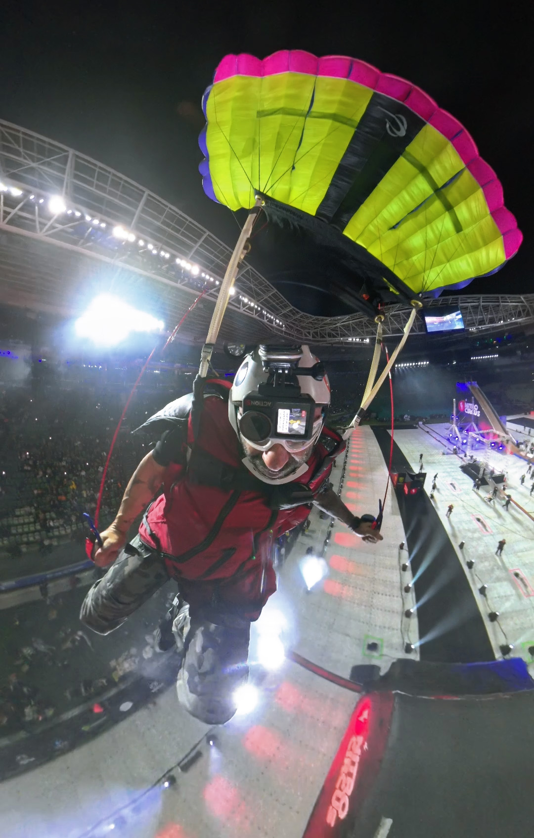 Feito inédito: Flávio Jordão realiza pouso histórico de wingsuit dentro do Allianz Parque